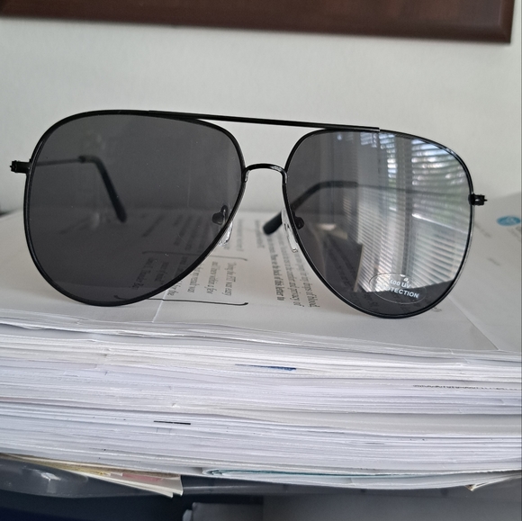 Women's Sunglasses - Picture 2 of 5